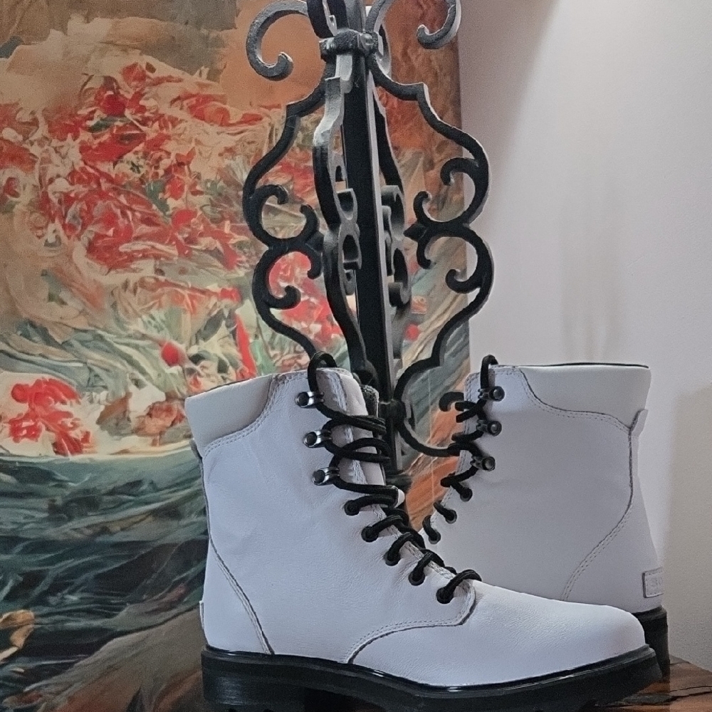 Sorel: Stylish White Lace-Up Women's Boots